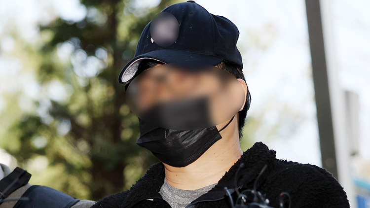 전국 4·10 총선 투표소에 몰래 침입해 불법 카메라를 설치한 혐의를 받는 40대 유튜버가 31일 오후 구속 전 피의자 심문(영장실질심사)을 받기 위해 인천지법으로 들어서고 있다. /연합뉴스