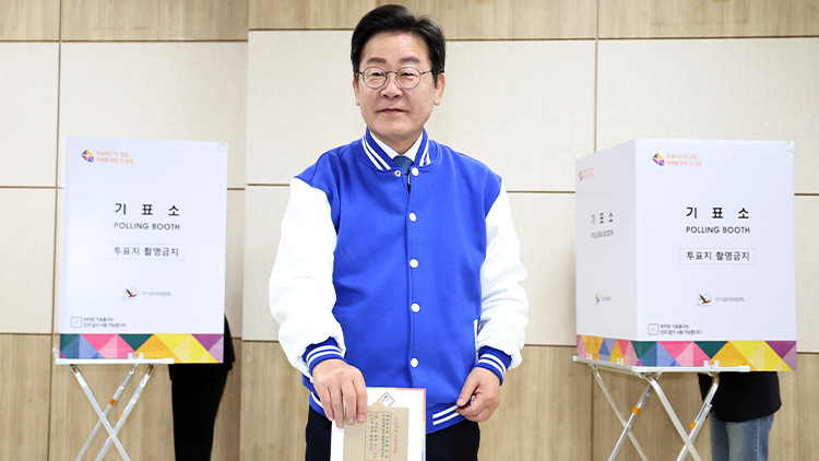 이재명, 대전서 사전투표…尹 겨냥 '철없는 손자'