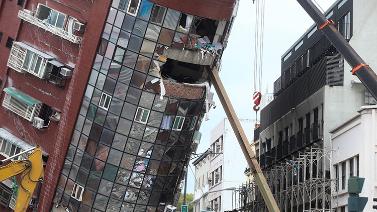 '아슬아슬' 화롄시 건물 결국 철거…고립 9명 사흘 만에 구조