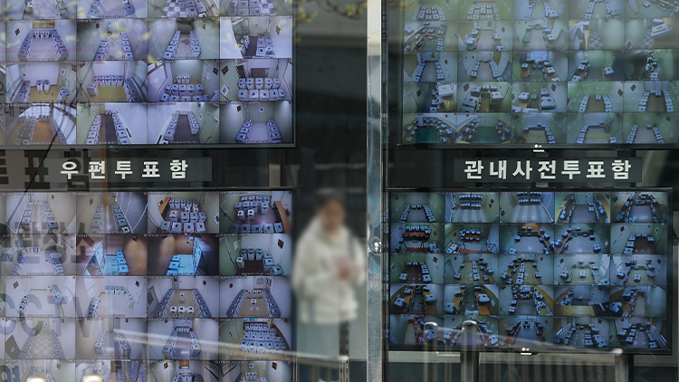 '부정선거 논란 차단'…경찰 호송 받아 24시간 CCTV 보관소로 이송