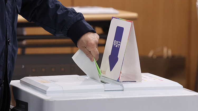 투표 30분 전부터 유권자들 긴 줄…낙동강 벨트 최대 승부처