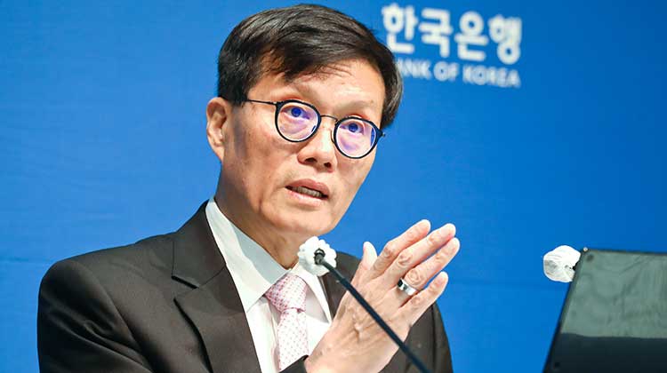 이창용 한은 총재 '금리인하 깜빡이 아직…하반기 예단 어렵다'