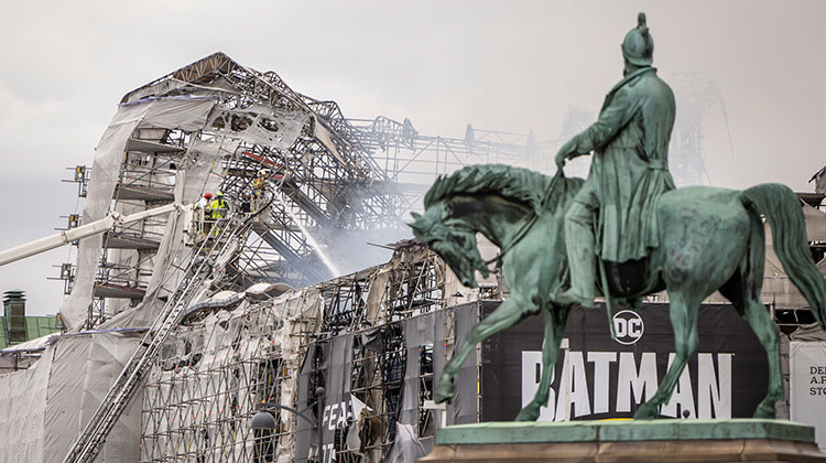 '덴마크판 노트르담 화재'…384년 된 첨탑 무너져