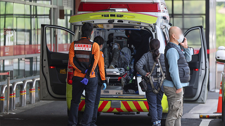 의과대학 정원 증원안을 둘러싼 정부와 의료계의 갈등이 계속되는 가운데 17일 서울 시내 한 대형병원 응급실 앞에서 한 환자가 구급차에 탄 상태로 대기하고 있다. /연합뉴스