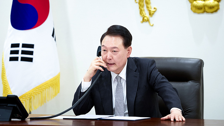 尹, 기시다와 통화…'한일·한미일 긴밀 협력으로 평화 기여'