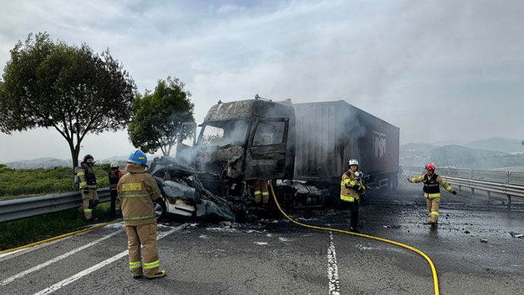 차량 정면 충돌 사고로 화재 발생…신원미상 탑승자 1명 숨져
