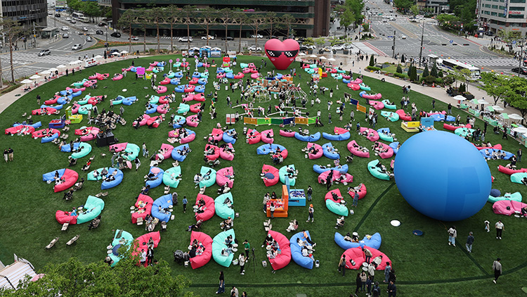 서울광장·청계천에 야외도서관 개장…포항에선 돌문어 축제