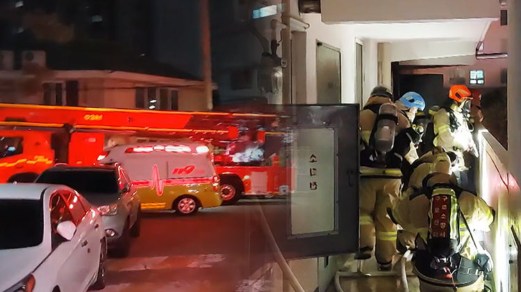 한밤 아파트 화재로 주민 50여 명 대피…'방화 가능성'