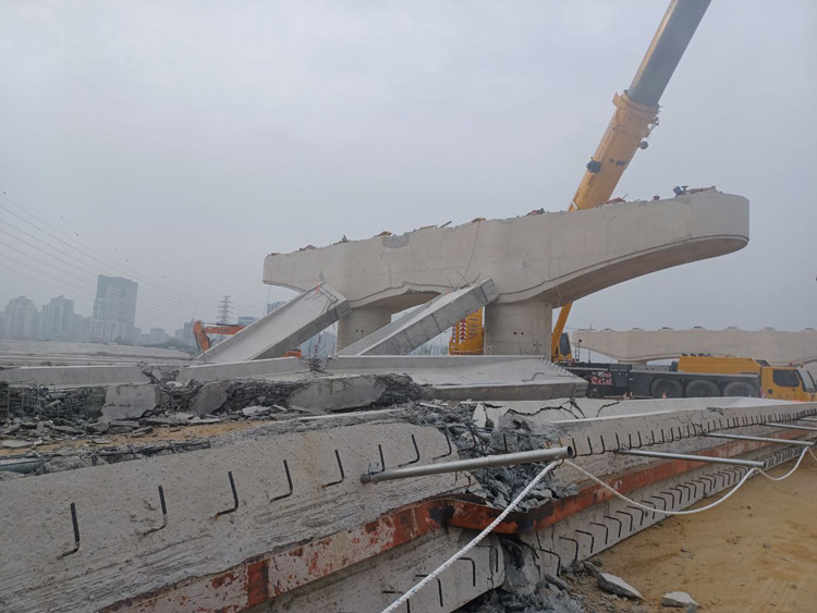 시흥 도로공사 현장서 구조물이 작업 차량 덮쳐…6명 부상