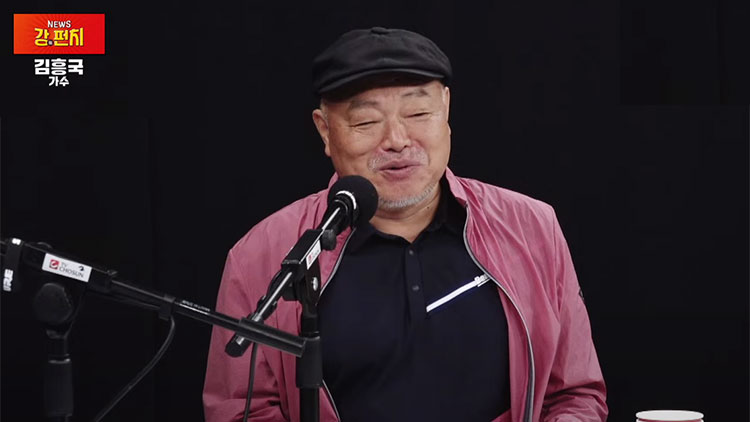 TV조선 유튜브 '강펀치'에 출연한 가수 김흥국