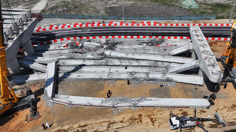 지난 2일 경기도 시흥시 교량 상판 구조물 붕괴사고 현장에서 경찰과 국립과학수사연구원, 고용노동부, 산업안전보건공단 등 관계자들이 사고 원인을 찾기 위해 합동 감식을 하고 있다. /연합뉴스