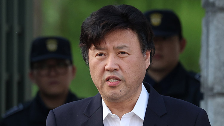 김용, 보석으로 풀려나…檢 '지난 석방 때도 위증교사 정황'