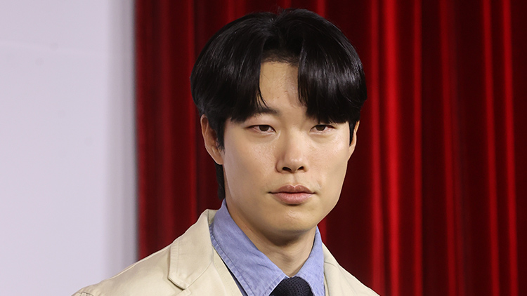 배우 류준열이 10일 오전 서울 중구 앰배서더 서울 풀만에서 열린 넷플릭스 시리즈 'The 8 Show(더 에이트 쇼)' 제작발표회에서 포즈를 취하고 있다. /연합뉴스