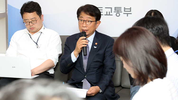 박상우 국토교통부 장관이 13일 오후 정부세종청사에서 출입 기자들과 '전세 사기' 관련 차담회를 열고 있다. /연합뉴스