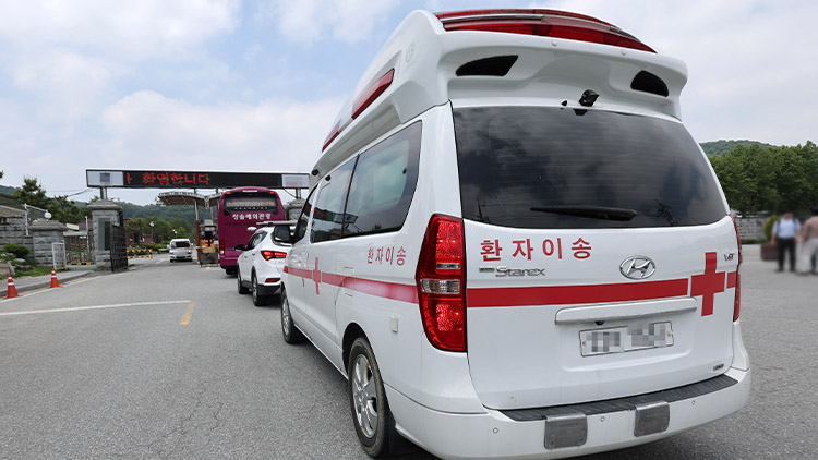 21일 오전 세종에 위치한 육군 제32보병사단 정문으로 응급차량이 들어가고 있다. /연합뉴스