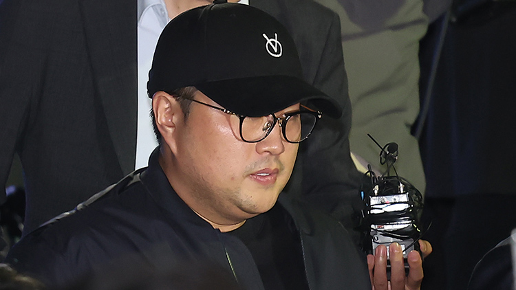 '음주 뺑소니' 혐의를 받는 트로트 가수 김호중이 21일 오후 서울 강남경찰서에서 조사를 마친 뒤 귀가하고 있다. /연합뉴스