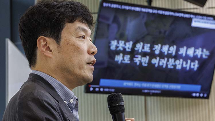 의대교수들 '증원·입시요강 발표 보류 소송지휘권 발동해달라'