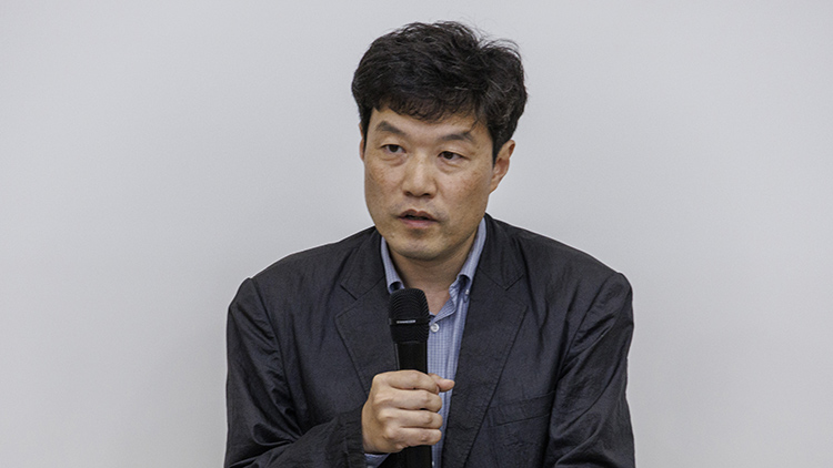 27년 만의 의과대학 증원을 확정하는 대입 전형위원회가 열리는 24일 오후 최창민 전국의과대학교수협의회 비상대책위원장이 서울 송파구 서울아산병원 내 울산대 의대에서 열린 입장 발표 기자회견에서 향후 대응 방향에 대해 밝히고 있다. /연합뉴스