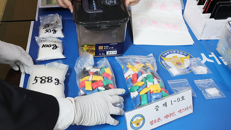 29일 오후 서울 동대문경찰서에서 경찰이 보이스피싱 조직으로부터 압수한 마약과 대포폰 등을 정리하고 있다. /연합뉴스