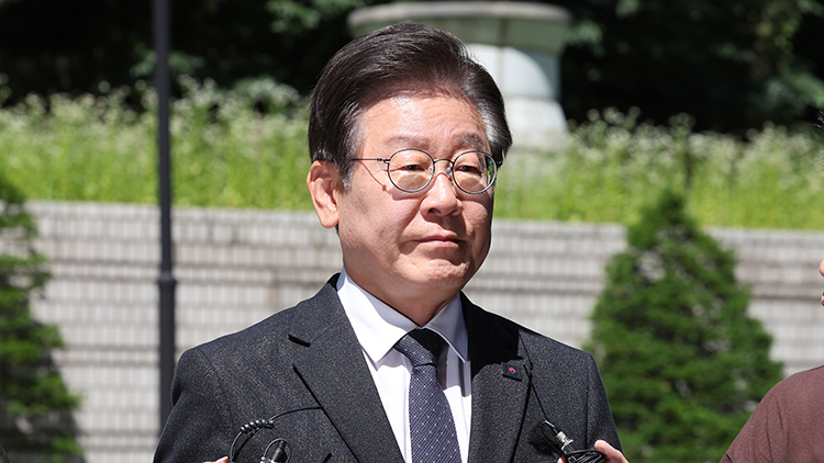 더불어민주당 이재명 대표가 4일 오전 서울 서초구 중앙지법에서 열린 '대장동 배임·성남FC 뇌물' 1심 속행 공판에 출석하고 있다. /연합뉴스