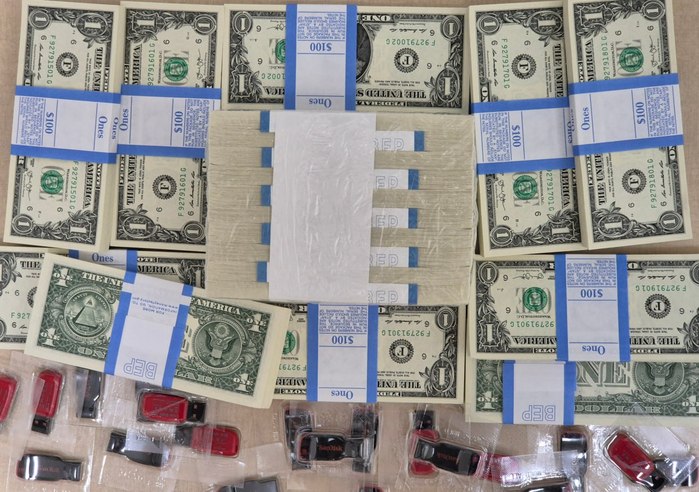 6일 자유북한운동연합이 북한에 보낸 1달러 지폐와 트로트 음악 등을 담은 USB. /자유북한운동연합 제공  