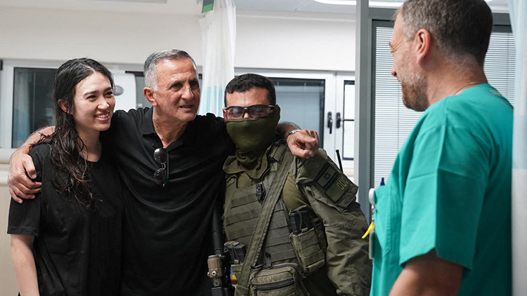 가자지구에서 구출된 여성 인질(왼쪽)이 친척과 이스라엘군 특수부대원과 함께 포즈를 취하고 있다./AFP=연합뉴스