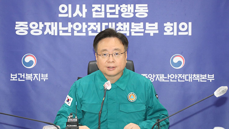 조규홍 보건복지부 장관이 10일 정부세종청사 보건복지부 영상회의실에서 의사 집단행동 중앙재난안전대책본부 회의를 주재하고 있다. /연합뉴스