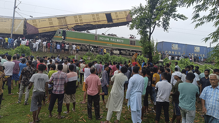 인도 동부서 화물열차가 여객열차 추돌…최소 15명 사망