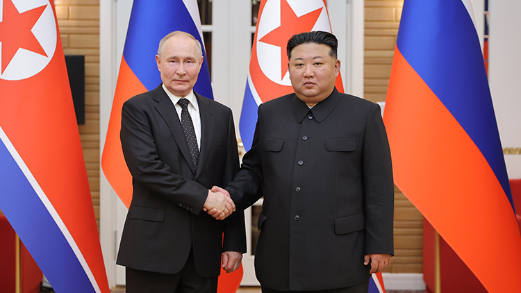 김정은 북한 국무위원장과 블라디미르 푸틴 러시아 대통령이 지난 19일 금수산영빈관에서 회담이 진행됐다고 조선중앙통신이 20일 보도했다. /연합뉴스
