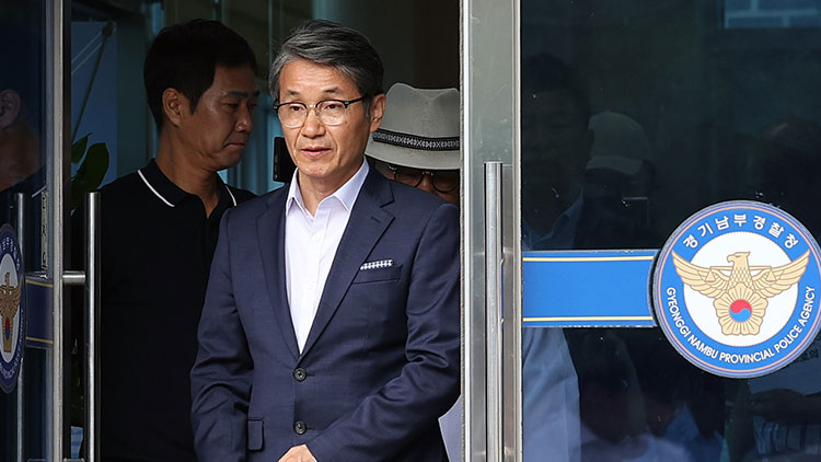 윤석열 대통령 부인 김건희 여사에게 명품 가방 등을 건넨 최재영 목사가 공직선거법 위반 등 혐의로 출석 조사를 받기 위해 24일 오전 경기 수원시 경기남부경찰청으로 들어서고 있다. /연합뉴스