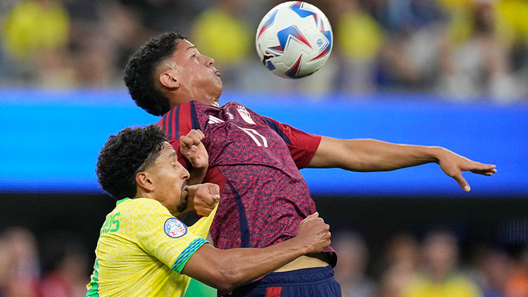 캘리포니아주 잉글우드에서 열린 코파 아메리카 D조 축구 경기에서 브라질의 마르퀴뉴를 상대로 경기하고 있다. /AP=연합뉴스