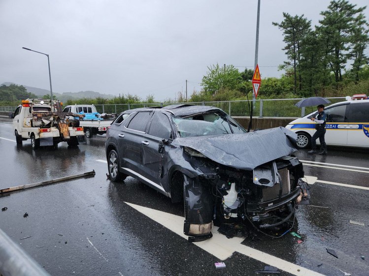 빗길에 미끄러진 승용차 난간 충돌후 굴러…40대 운전자 사망