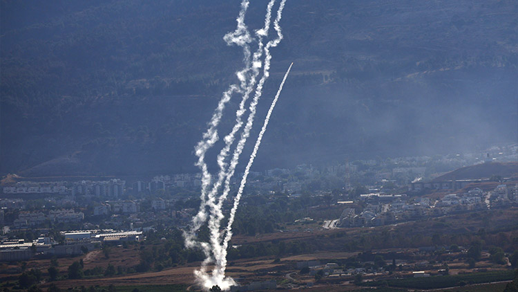 헤즈볼라, 이스라엘에 로켓 100발 발사…'암살에 대응'