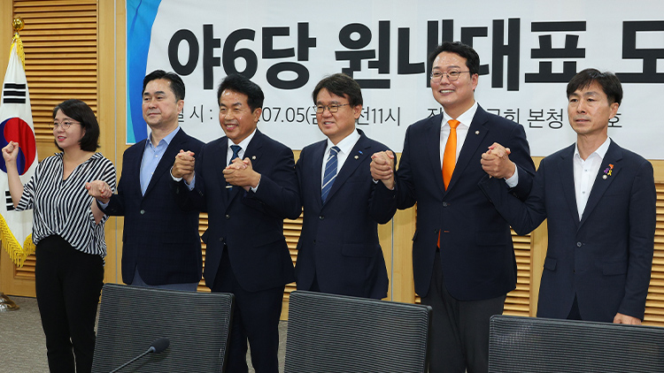 기본소득당 용혜인 (왼쪽부터), 새로운 미래 김종민, 진보당 윤종오, 조국혁신당 황운하, 개혁신당 천하람, 사회민주당 한창민 원내대표가 5일 국회 의원회관에서 비교섭단체 권한 강화, 윤석열 대통령 탄핵소추안 즉각 발의 요청에 관한 청원안 논의  위한 야6당 원내대표 2차모임에 앞서 기념 촬영하고 있다. /연합뉴스