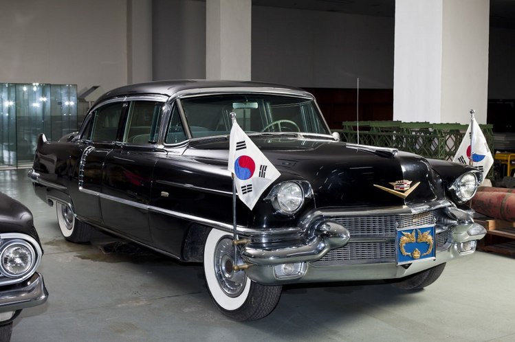 이승만 대통령 의전차로 국가등록문화재 제396호인 캐딜락 플리트우드 62. 용산전쟁기념관이 보존하고 있다