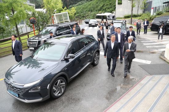 2019년 9월 10일 문재인 대통령이 현대 수소전기차 넥쏘를 이용해 KIST를 방문했다. 방탄작업을 거친 넥쏘의 의전차 공식 데뷔 무대였다