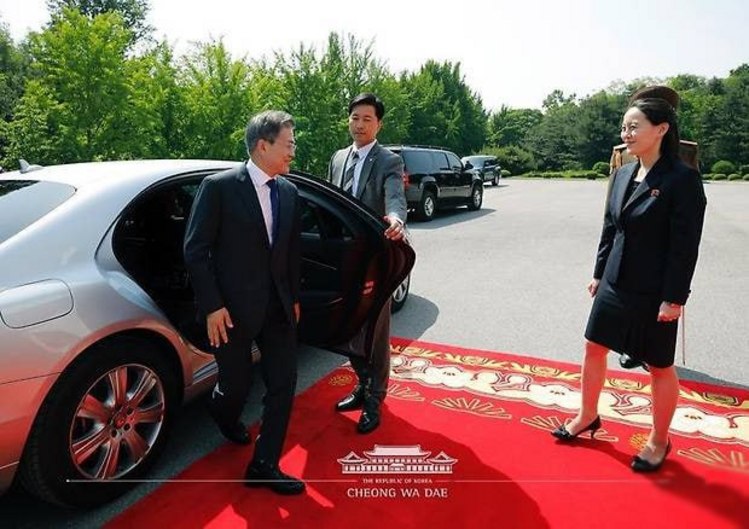 2018년 5월 26일 판문점 북측 통일각을 극비리에 방문한 문재인 대통령을 김여정 북한 노동당 부부장이 맞이하고 있다. 은색 메르세데스-벤츠다