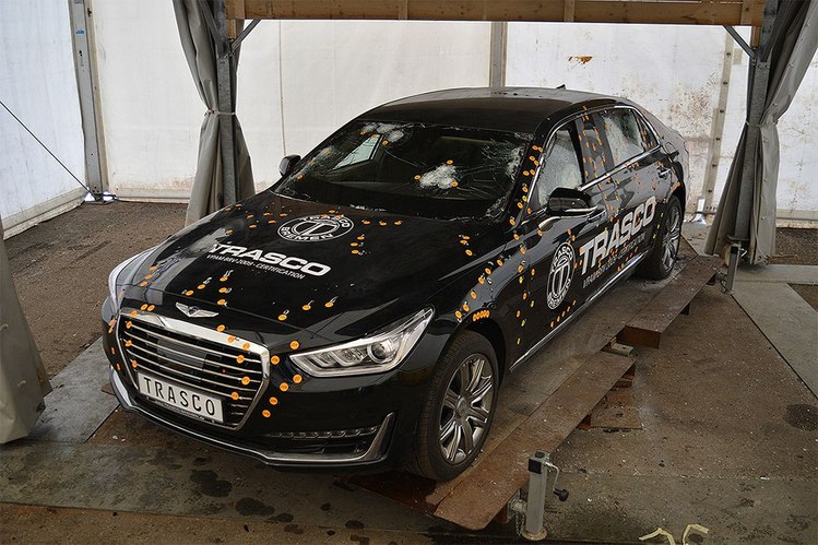 트라스코에서 방탄 성능시험을 받고 있는 제네시스 EQ900L. 트라스코도 홈페이지에 방탄 관련 홍보를 하고 있다