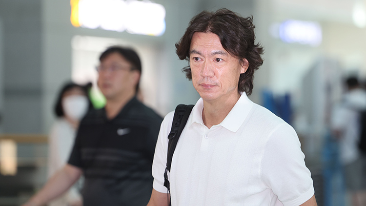 한국 축구대표팀의 새 사령탑으로 선임된 홍명보 감독이 15일 오전 자신을 보좌할 외국인 코칭스태프 선임 관련 업무를 처리하고자 유럽으로 출국하기에 앞서 인천국제공항에 도착하고 있다. /연합뉴스