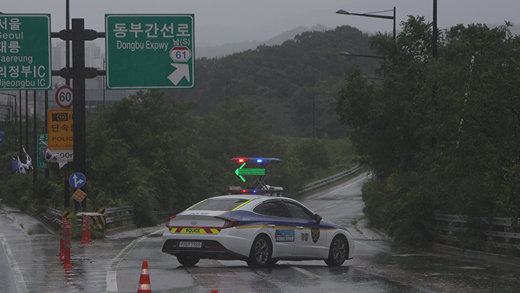 18일 오전 경기도 의정부시 동부간선도로 진입로가 통제되어 있다. /연합뉴스