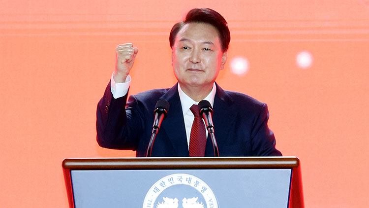 윤석열 대통령이 23일 오후 경기도 고양시 킨텍스에서 열린 국민의힘 제4차 전당대회에서 축사를 마치며 주먹을 쥐어보이고 있다.  /연합뉴스