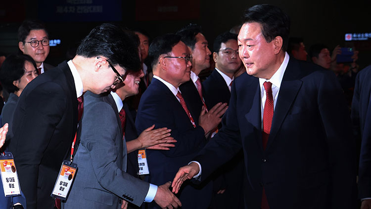 윤석열 대통령이 23일 오후 경기도 고양시 킨텍스에서 열린 국민의힘 제4차 전당대회에 입장하며 한동훈 당대표 후보와 인사하고 있다. /연합뉴스