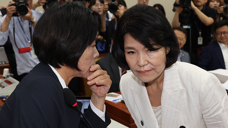 더불어민주당 소속 최민희 과학기술정보방송통신위원장이 지난 24일 국회 과학기술정보방송통신위원회에서 열린 인사청문회에서 이진숙 방통위원장 후보자에게 귀엣말을 하고 있다. /연합뉴스