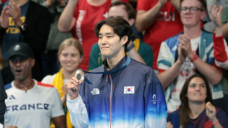 27일(현지시간) 프랑스 파리 라데팡스 아레나에서 열린 2024 파리올림픽 수영 남자 자유형 400m 결승에서 동메달을 차지한 김우민이 시상대에 올라 메달을 들어 보이고 있다. /연합뉴스
