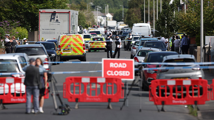 29일(현지시간) 영국 잉글랜드 북서부 리버풀 인근 사우스포트에서 흉기 난동이 벌어진 뒤 경찰과 법의학 요원들이 울타리를 치고 있다. /EPA=연합뉴스
