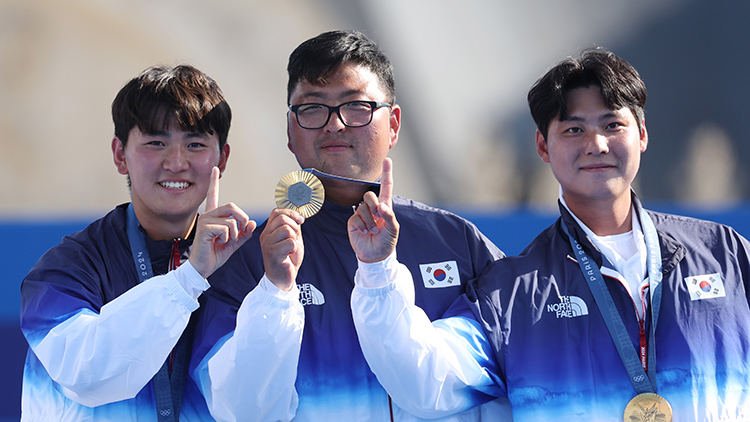 29일(현지시간) 프랑스 파리 레쟁발리드 양궁 경기장에서 열린 2024 파리올림픽 양궁 남자 단체 결승전에서 프랑스를 꺾고 우승을 차지한 한국 대표팀 선수들이 금메달을 목에 걸고 포즈를 취하고 있다. 왼쪽부터 김제덕, 김우진, 이우석. /연합뉴스