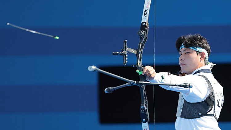 29일(현지시간) 프랑스 파리 레쟁발리드 양궁 경기장에서 열린 2024 파리올림픽 양궁 남자 단체 결승전 한국과 프랑스의 경기. 이우석이 활시위를 당기고 있다. /연합뉴스