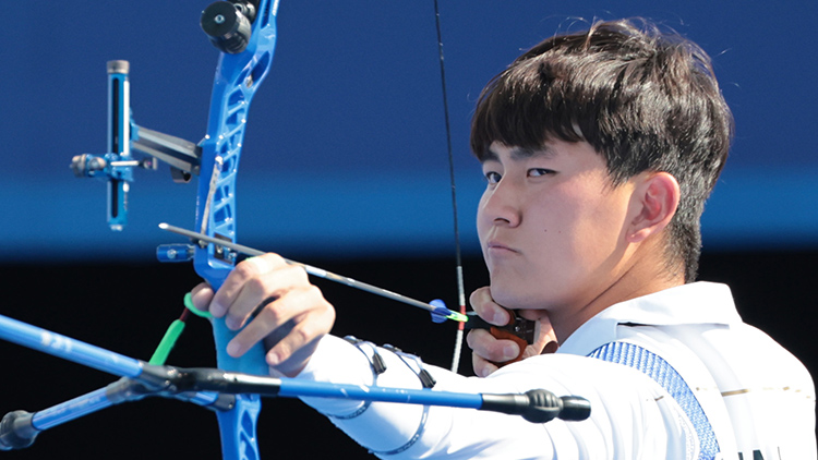 김제덕이 29일(현지시간) 프랑스 파리 레쟁발리드 양궁 경기장에서 열린 2024 파리올림픽 양궁 남자 단체 결승전 한국과 프랑스의 경기에서 과녁을 향해 활을 당기고 있다. /연합뉴스
