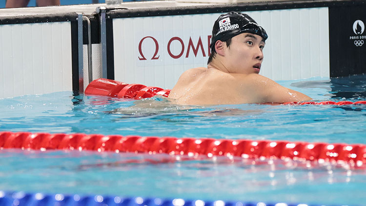 30일(현지시간) 프랑스 파리 라데팡스 아레나에서 열린 2024 파리올림픽 수영 남자 계영 800m 결승에서 한국 마지막 주자 황선우가 경기를 마친 뒤 기록을 확인하고 있다. /연합뉴스