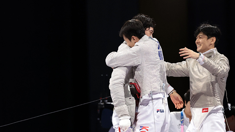 31일(현지시간) 프랑스 파리 그랑 팔레에서 열린 2024 파리올림픽 펜싱 남자 사브르 단체 결승전에서 헝가리를 이기고 금메달을 차지한 한국의 구본길, 오상욱, 도경동이 기뻐하고 있다. /연합뉴스